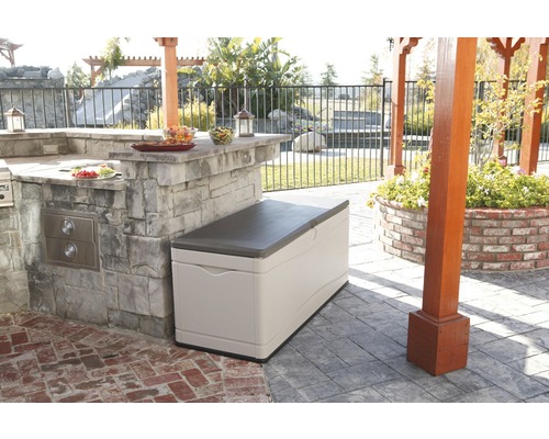 Zahradní scéna s úložným boxem v exteriéru