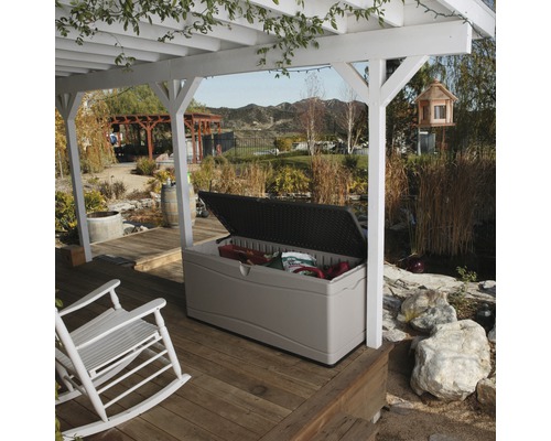 Otevřený zahradní box na dřevěné terase pod pergolou, pro uložení zahradního příslušenství ve venkovním prostředí