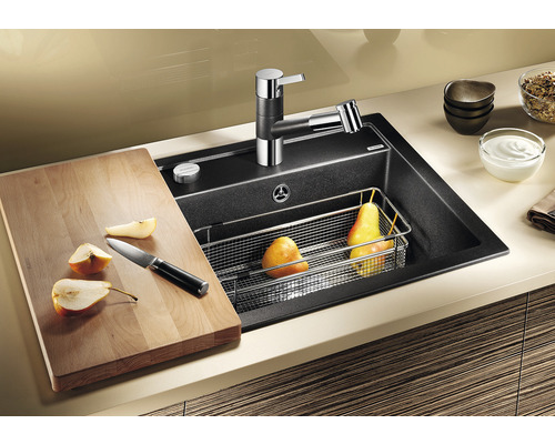 Kuchyňský dřez s baterií, prkénkem, nožem a ovocem