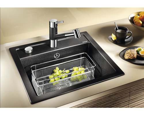 Žulový dřez s vodovodní baterií a odkapávacím košem na kuchyňské lince