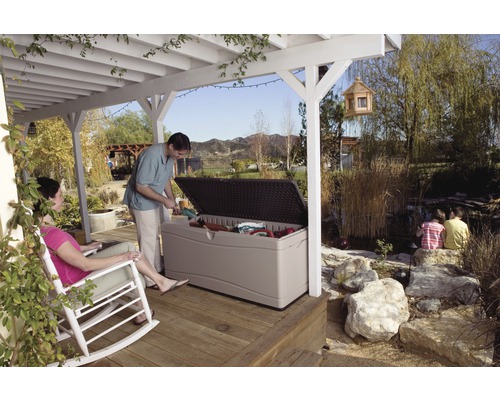 Scéna s plastovým zahradním boxem na verandě, který slouží k uložení zahradního nářadí