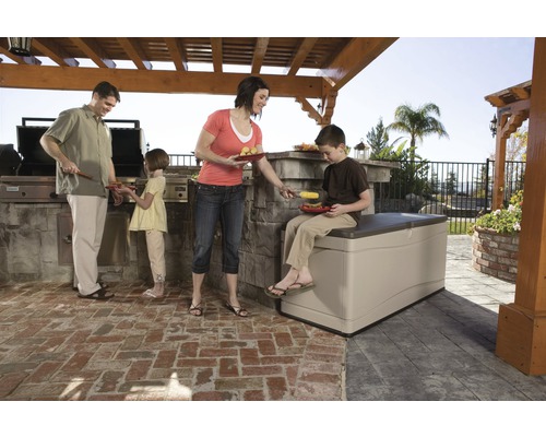 Rodina griluje na zahradě s úložným boxem jako sedadlem