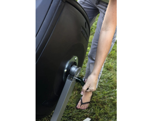 Detailní záběr osoby obsluhující kompostér.