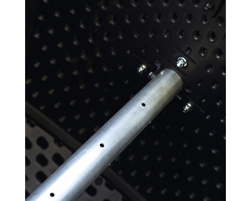 Vnitřní pohled na kompostér s kovovou tyčí