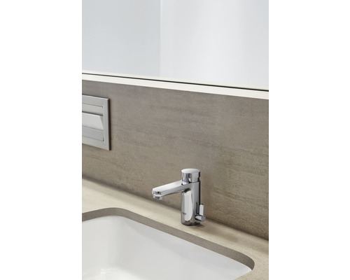 Umyvadlová baterie z chromu namontovaná na umyvadle