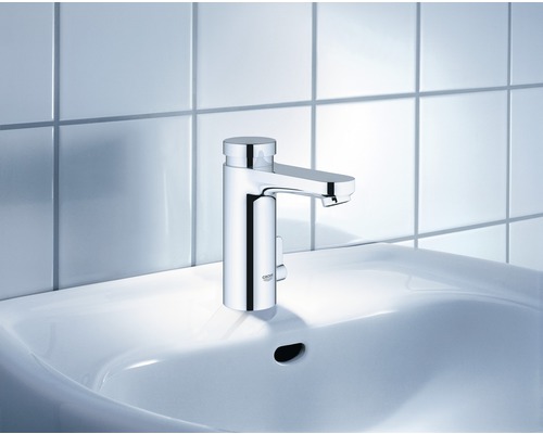 Umyvadlová baterie z kovu namontovaná na umyvadle