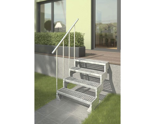 Kovové venkovní schody se zábradlím před domem