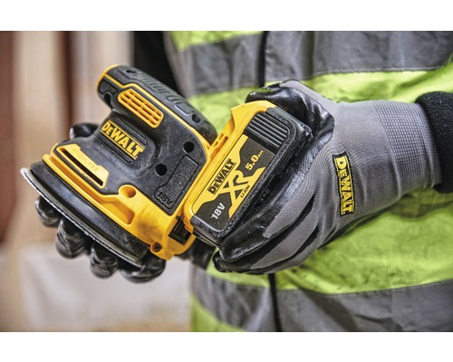 Akumulátorová vibrační bruska DeWalt s baterií v rukou dělníka