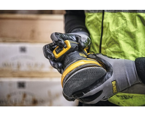 Osoba drží excentrickou brusku značky DeWalt