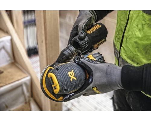 Logo DeWalt na akumulátorové excentrické brusce s odsáváním prachu