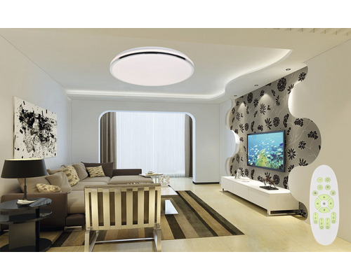 Moderní obývací pokoj s LED stropním svítidlem a dálkovým ovládáním.