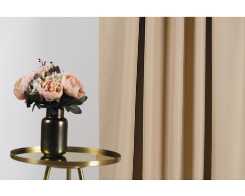 Dekorační šály s květinovým aranžmá na odkládacím stolku