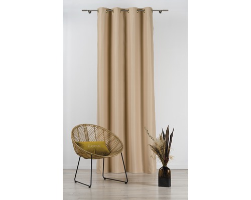 Béžový závěs s oky na záclonové tyči, vedle něj ratanové křeslo a váza se sušenými květinami