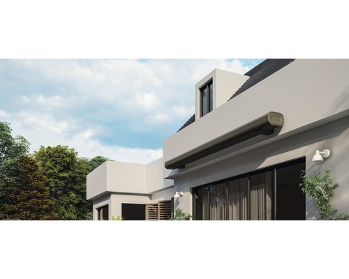 Fasáda domu s namontovanou markýzou pro ochranu proti slunci