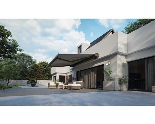 Terasa s vysunutou markýzou a zahradním nábytkem před moderním domem