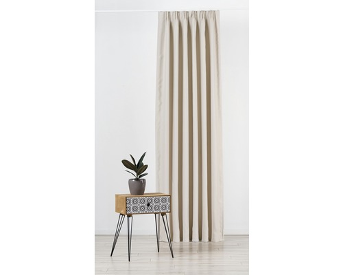 Dekorativní obytné prostředí se závěsem, odkládacím stolkem a pokojovou rostlinou