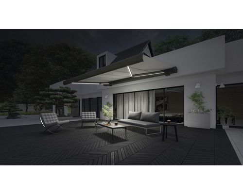 Terasa s markýzou, nábytkem a osvětlením v noci