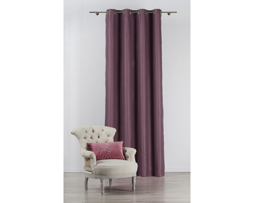 Dekorativní závěs s oky a křeslem v místnosti