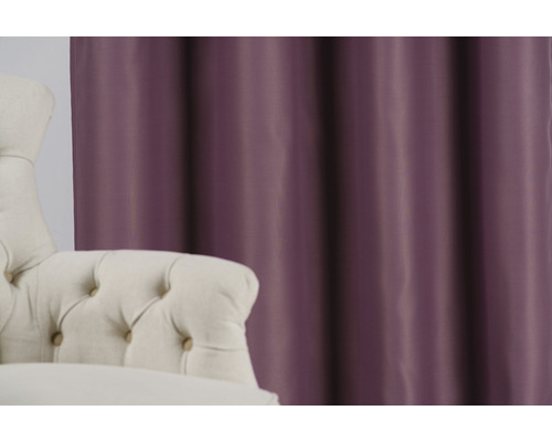 Dekorační látka vedle křesla