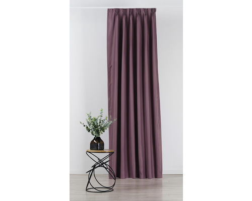 Dekorativní šály s květinovou vazbou na odkládacím stolku