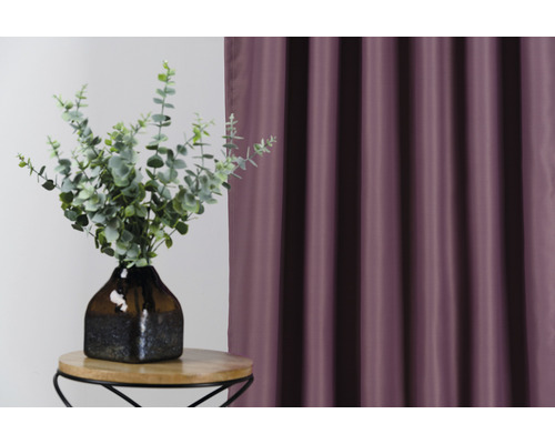 Dekorativní aranžmá se závěsem, stolem a vázou se zelenými rostlinami