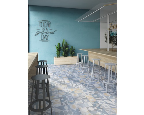 Interiér s židlemi, pultem a podlahovými dlaždicemi s geometrickými vzory