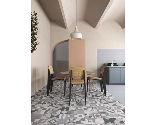 Jídelna s jídelním stolem, židlemi, závěsným svítidlem a vzorovanými dlaždicemi