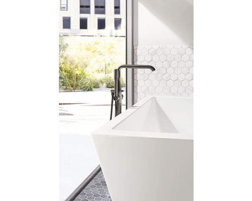 Volně stojící vana s baterií ve světlé koupelně