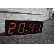 Digitální hodiny Nextime na koberci