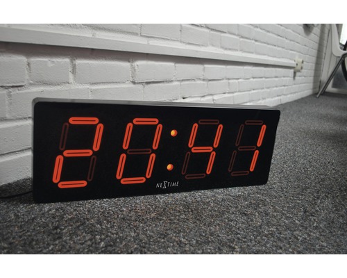 Digitální hodiny Nextime na koberci