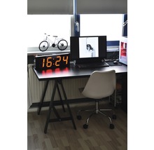Pracovna se stolem, počítačem, kancelářskou židlí a digitálními hodinami