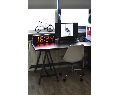 Pracovna se stolem, počítačem, kancelářskou židlí a digitálními hodinami