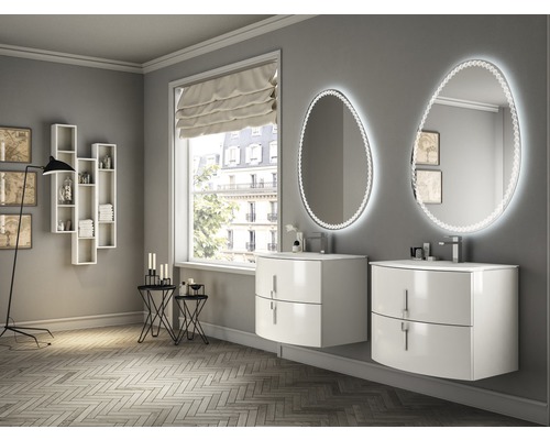 Světlá koupelna s dvojitým umyvadlem, osvětlenými zrcadly a dřevěnou podlahou