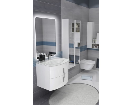 Světlá koupelna s umyvadlem, zrcadlem s osvětlením, toaletou a koupelnovým nábytkem.