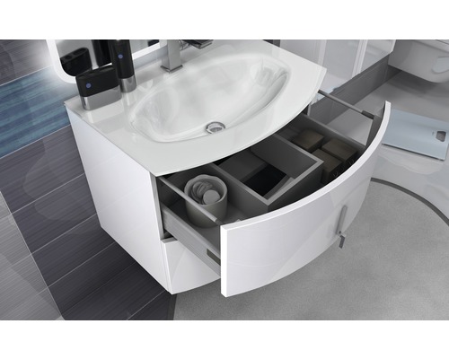 Skříňka pod umyvadlo s otevřenou zásuvkou v koupelně