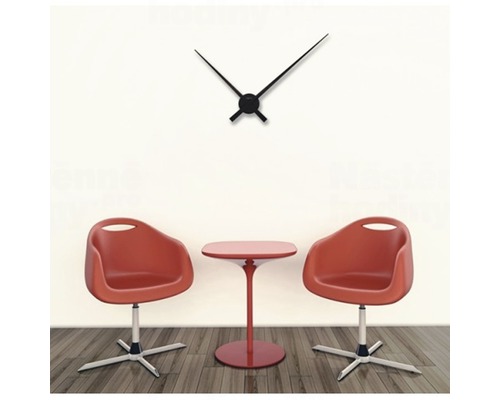 Dekorativní nástěnné hodiny nad stolem a židlemi