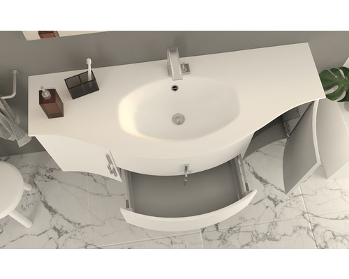 Pohled shora na koupelnu s umyvadlovou skříňkou s otevřenou zásuvkou a dvířky skříněk.