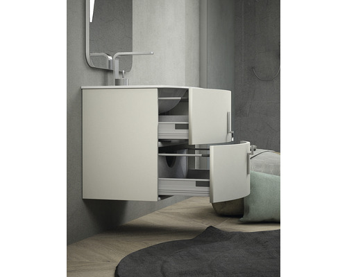 Koupelna s umyvadlovou skříňkou se zásuvkami a otevřenými dvířky