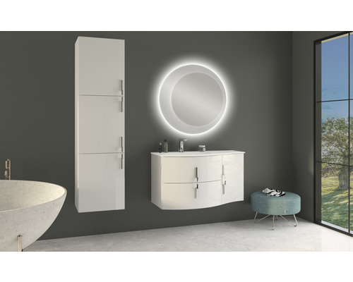 Koupelnová scéna s umyvadlovou skříňkou, zrcadlovou skříňkou, osvětleným zrcadlem a stoličkou