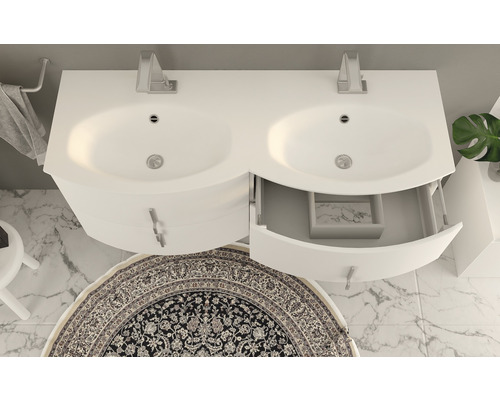 Koupelna s bílým dvojitým umyvadlem, bateriemi a spodní skříňkou se zásuvkou