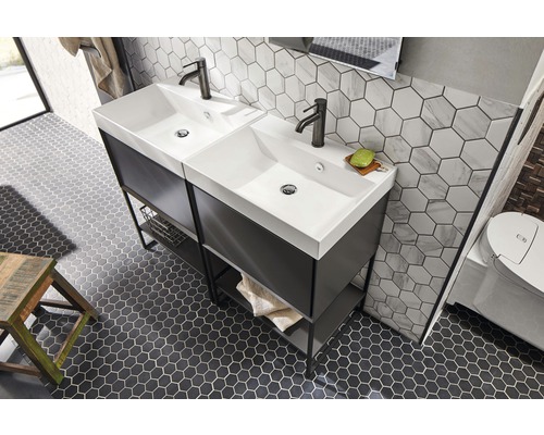 Koupelna s dvojitým umyvadlem, úložnými prostory a šestiúhelníkovými dlaždicemi