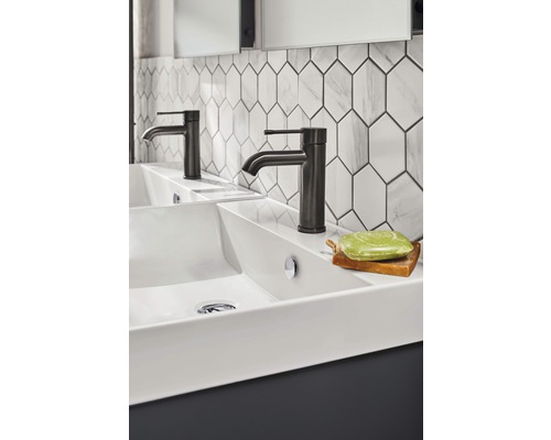 Dvojité umyvadlo s bateriemi a mýdlem