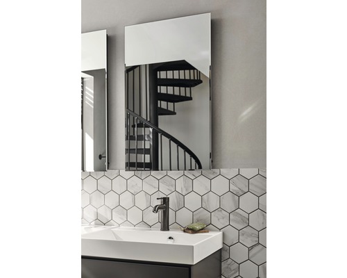 Koupelna s umyvadlem, baterií, zrcadlem a šestihrannými obklady