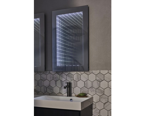 Koupelna s osvětlenou zrcadlovou skříňkou a umyvadlem