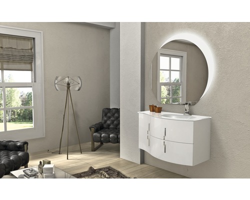 Koupelna s umyvadlovou skříňkou, umyvadlem na desku a osvětleným zrcadlem