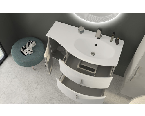 Koupelna s umyvadlovou skříňkou, otevřenou skříňkou a zásuvkami