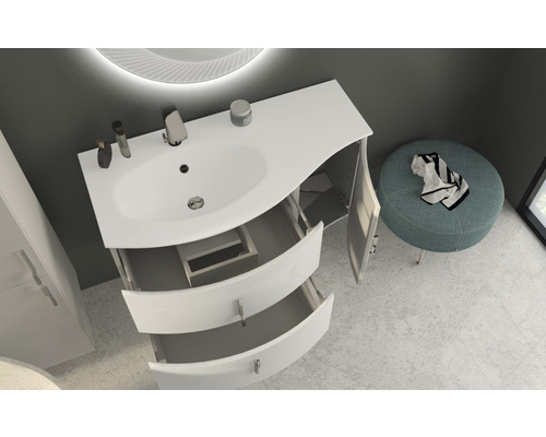 Koupelnová scéna s umyvadlovou skříňkou, otevřenými zásuvkami a stoličkou