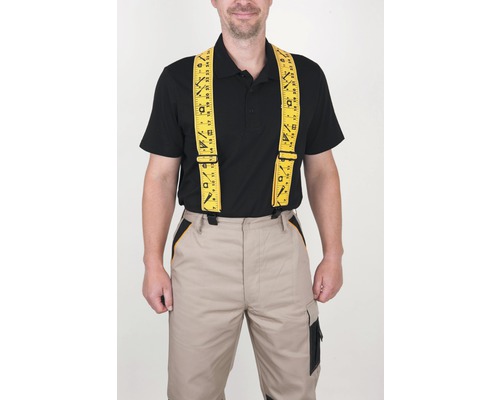 Muž má na sobě žluté šle s motivem skládacího metru