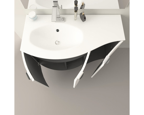 Umyvadlo s umyvadlovou skříňkou a otevřenými dvířky.