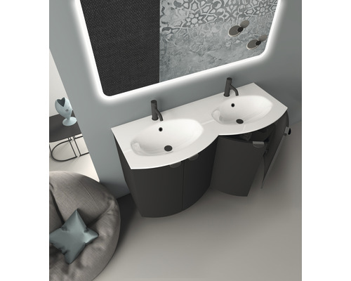 Dvojité umyvadlo se skříňkou a osvětleným zrcadlem v koupelně.